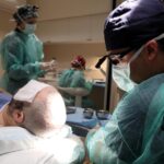 Dr. Henrique Machado executa um transplante capilar